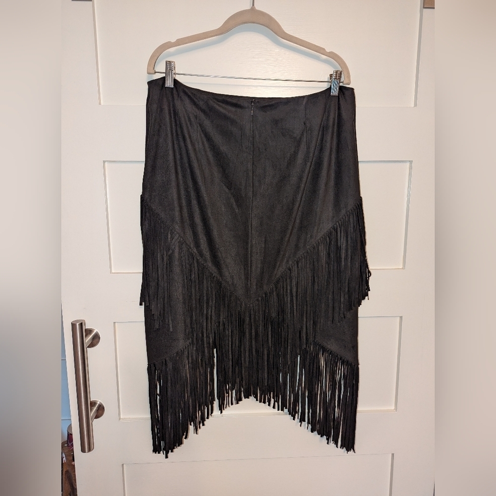 Chicos high-low fringe skirt with zipper back. Chico's size 2.5 or size 14 - Picture 4 of 6